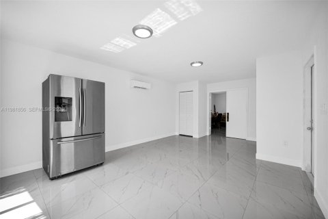 Casa en venta en Hialeah, Florida, 6 dormitorios, 244.05 m2 № 2045148 - foto 21
