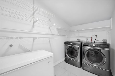 Casa en venta en Hialeah, Florida, 6 dormitorios, 244.05 m2 № 2045148 - foto 11