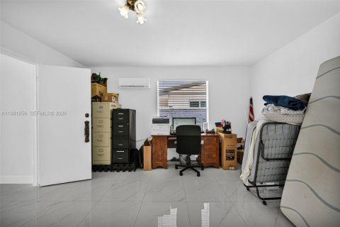 Casa en venta en Hialeah, Florida, 6 dormitorios, 244.05 m2 № 2045148 - foto 22