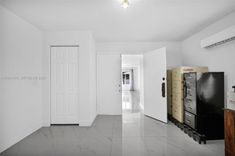 Casa en venta en Hialeah, Florida, 6 dormitorios, 244.05 m2 № 2045148 - foto 10