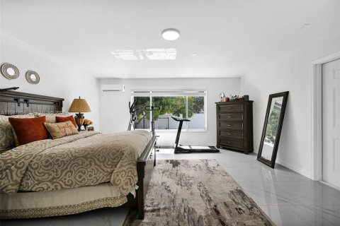 Casa en venta en Hialeah, Florida, 6 dormitorios, 244.05 m2 № 2045148 - foto 15