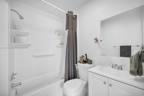 Casa en venta en Hialeah, Florida, 6 dormitorios, 244.05 m2 № 2045148 - foto 16