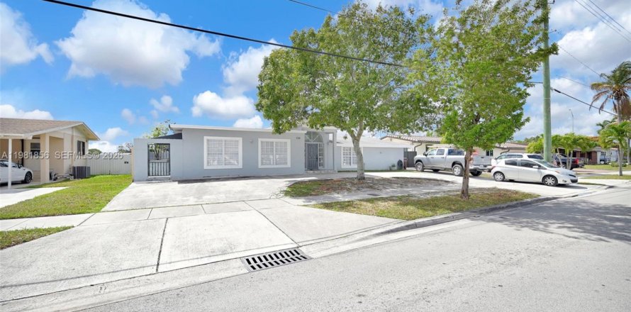 Casa en Hialeah, Florida 6 dormitorios, 244.05 m2 № 2045148