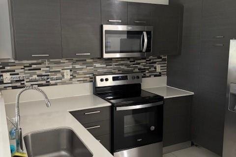Townhouse in Lauderhill, Florida 2 bedrooms, 104.05 sq.m. № 1763027 - photo 8