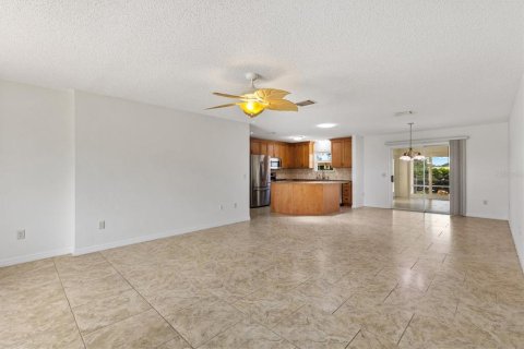 House in The Villages, Florida 3 bedrooms, 150.5 sq.m. № 1866258 - photo 6