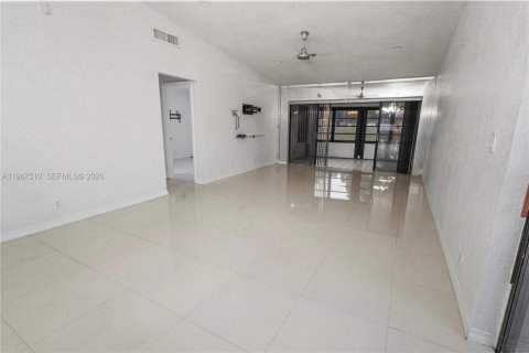 Снять в аренду виллу или дом в Тамарак, Флорида 2 спальни, 98.48м2, № 2028627 - фото 11