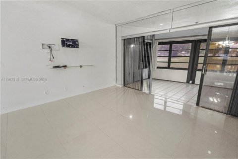 Снять в аренду виллу или дом в Тамарак, Флорида 2 спальни, 98.48м2, № 2028627 - фото 10