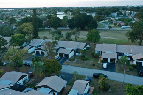 Снять в аренду виллу или дом в Тамарак, Флорида 2 спальни, 98.48м2, № 2028627 - фото 24