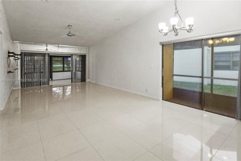 Снять в аренду виллу или дом в Тамарак, Флорида 2 спальни, 98.48м2, № 2028627 - фото 9