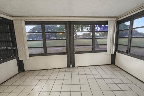 Снять в аренду виллу или дом в Тамарак, Флорида 2 спальни, 98.48м2, № 2028627 - фото 15