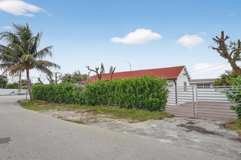 Villa ou maison à vendre à Miami, Floride: 3 chambres, 116.13 m2 № 2243687 - photo 2