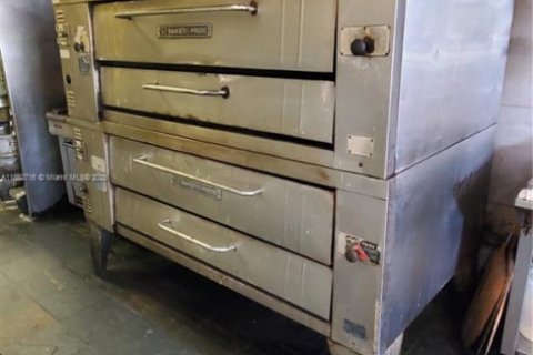 Купить коммерческую недвижимость в Медли, Флорида № 1979229 - фото 4