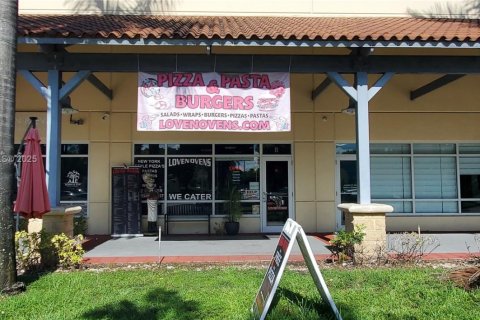 Купить коммерческую недвижимость в Медли, Флорида № 1979229 - фото 1