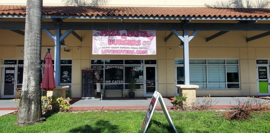 Коммерческая недвижимость в Медли, Флорида № 1979229