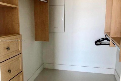 Condominio en alquiler en Bal Harbour, Florida, 1 dormitorio, 83.24 m2 № 1936940 - foto 11