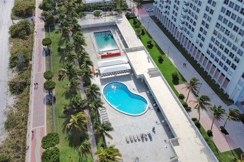Condo in Miami Beach, Florida, 2 bedrooms  № 1854760 - photo 6