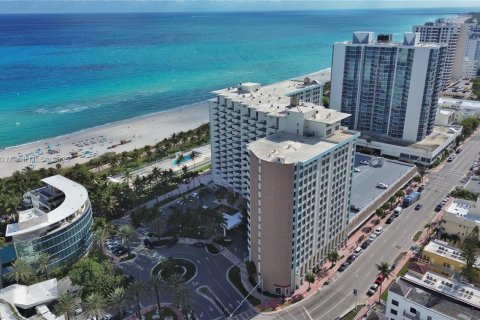 Condo in Miami Beach, Florida, 2 bedrooms  № 1854760 - photo 1