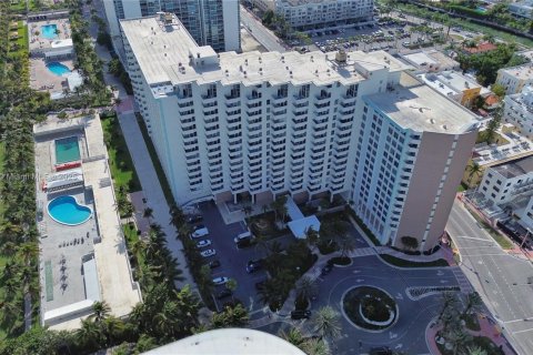 Condo in Miami Beach, Florida, 2 bedrooms  № 1854760 - photo 23