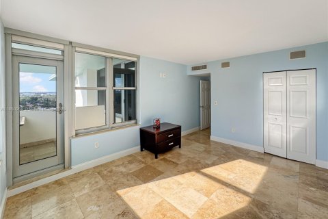 Condo in Miami Beach, Florida, 2 bedrooms  № 1854760 - photo 19