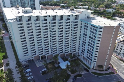 Condo in Miami Beach, Florida, 2 bedrooms  № 1854760 - photo 27