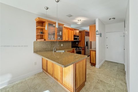 Condo in Miami Beach, Florida, 2 bedrooms  № 1854760 - photo 13