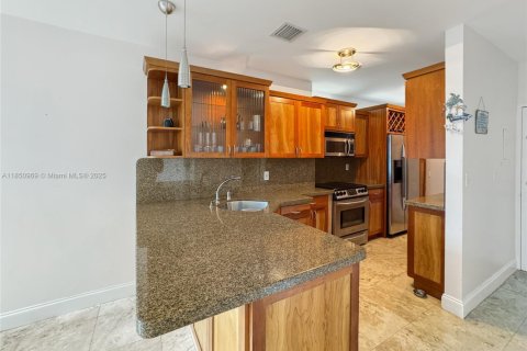 Condo in Miami Beach, Florida, 2 bedrooms  № 1854760 - photo 11