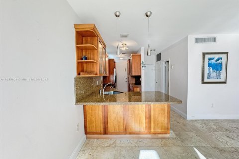Condo in Miami Beach, Florida, 2 bedrooms  № 1854760 - photo 12