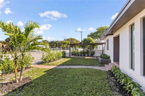 Купить виллу или дом в Майами, Флорида 4 спальни, 140.93м2, № 2005906 - фото 2
