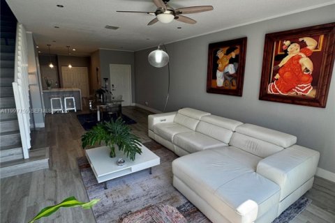 Townhouse in Weston, Florida 3 bedrooms, 135.73 sq.m. № 2059590 - photo 16