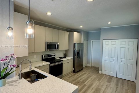 Townhouse in Weston, Florida 3 bedrooms, 135.73 sq.m. № 2059590 - photo 8