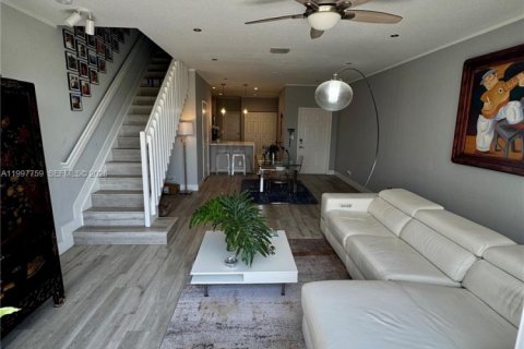 Townhouse in Weston, Florida 3 bedrooms, 135.73 sq.m. № 2059590 - photo 15