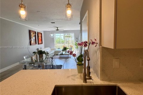 Townhouse in Weston, Florida 3 bedrooms, 135.73 sq.m. № 2059590 - photo 11