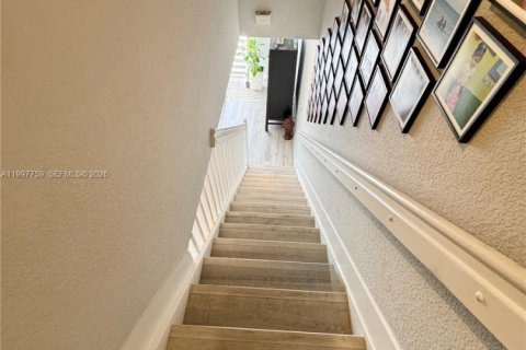 Townhouse in Weston, Florida 3 bedrooms, 135.73 sq.m. № 2059590 - photo 29