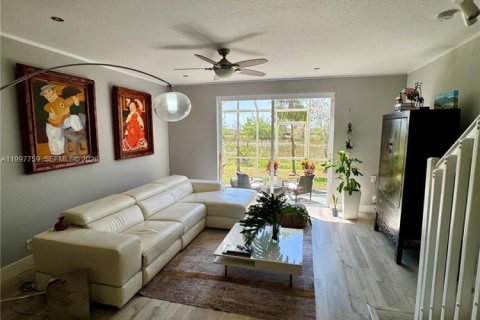 Townhouse in Weston, Florida 3 bedrooms, 135.73 sq.m. № 2059590 - photo 14