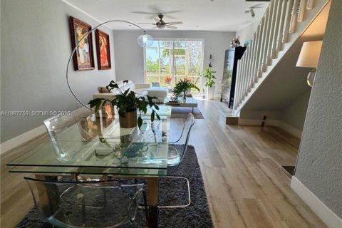 Townhouse in Weston, Florida 3 bedrooms, 135.73 sq.m. № 2059590 - photo 13