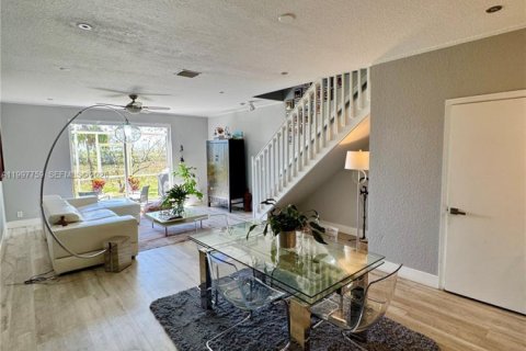 Townhouse in Weston, Florida 3 bedrooms, 135.73 sq.m. № 2059590 - photo 6