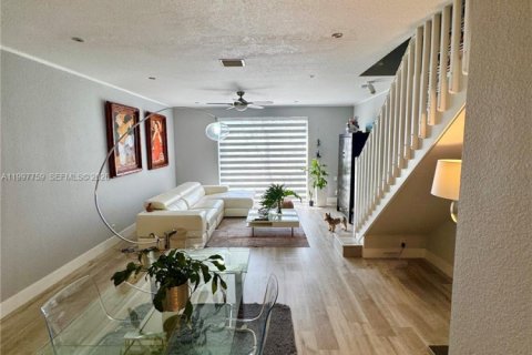 Townhouse in Weston, Florida 3 bedrooms, 135.73 sq.m. № 2059590 - photo 12