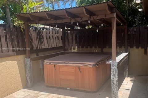 House in Miami, Florida 2 bedrooms, 159.61 sq.m. № 1875031 - photo 7