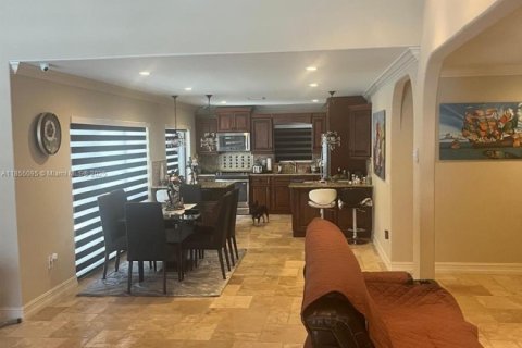 House in Miami, Florida 2 bedrooms, 159.61 sq.m. № 1875031 - photo 10