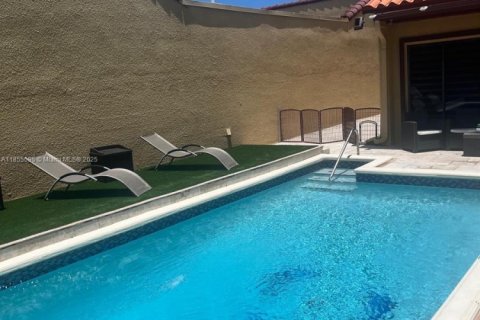 House in Miami, Florida 2 bedrooms, 159.61 sq.m. № 1875031 - photo 8