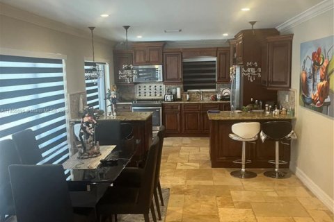 House in Miami, Florida 2 bedrooms, 159.61 sq.m. № 1875031 - photo 4