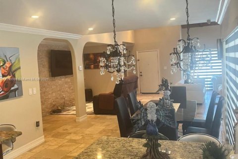House in Miami, Florida 2 bedrooms, 159.61 sq.m. № 1875031 - photo 5