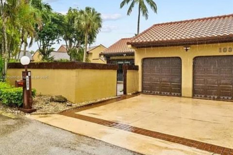 House in Miami, Florida 2 bedrooms, 159.61 sq.m. № 1875031 - photo 1