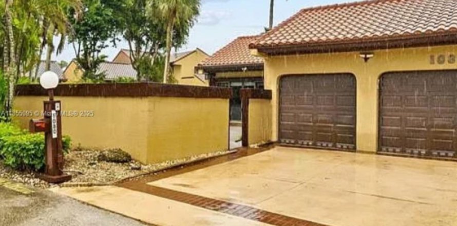 House in Miami, Florida 2 bedrooms, 159.61 sq.m. № 1875031