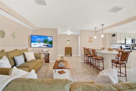 House in Marathon, Florida 3 bedrooms, 122.63 sq.m. № 2042522 - photo 8