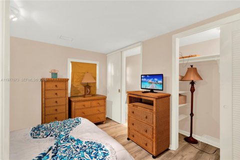 House in Marathon, Florida 3 bedrooms, 122.63 sq.m. № 2042522 - photo 23