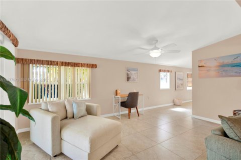 House in Marathon, Florida 3 bedrooms, 122.63 sq.m. № 2042522 - photo 15