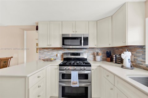 House in Marathon, Florida 3 bedrooms, 122.63 sq.m. № 2042522 - photo 13