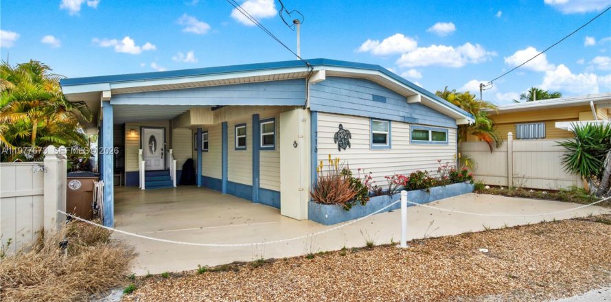 House in Marathon, Florida 3 bedrooms, 122.63 sq.m. № 2042522