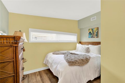 House in Marathon, Florida 3 bedrooms, 122.63 sq.m. № 2042522 - photo 22